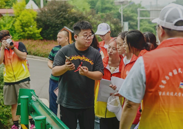 道路管理人员向实践团介绍公路云管理系统和碰撞监测装置。彭聪摄 道路管理人员向实践团介绍公路云管理系统和碰撞监测装置。彭聪摄