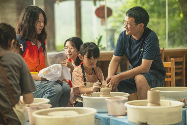 实践团成员与缙泉烧瓷器文化馆游客交谈。彭聪摄 实践团成员与缙泉烧瓷器文化馆游客交谈。彭聪摄