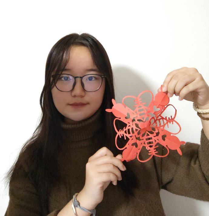 学生动手剪纸做兔窗花。重庆交通大学供图 华龙网发 学生动手剪纸做兔窗花。重庆交通大学供图 华龙网发