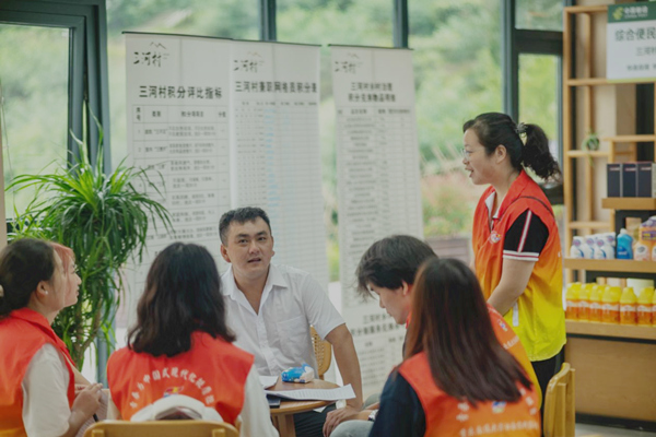 实践团成员与三河村工作人员交谈。彭聪摄 实践团成员与三河村工作人员交谈。彭聪摄